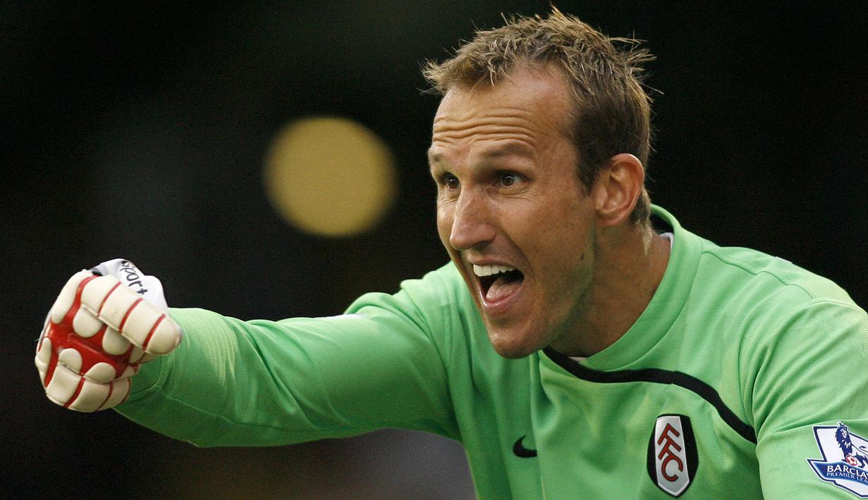 Mark Schwarzer merupakan kiper legendaris timnas Australia yang mampu melakukan penyelamatan penalti sebanyak 10 kali sepanjang kariernya di Liga Inggris. Ia pernah membela Chelsea dan Leichester, namun masa emasnya ia tunjukkan ketika membela Fullham. (AFP/Glyn Kirk)