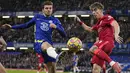 Bek Liverpool Kostas Tsimikas berebut bola dengan gelandang Chelsea Mason Mount pada pekan ke-21 Liga Inggris di Stamford Bridge, London, Minggu (2/1/2022) malam WIB. Duel Chelsea vs Liverpool berakhir imbang dengan skor akhir 2-2. (AP Photo/Matt Dunham)