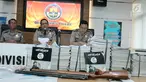 Polri menggelar jumpa pers terkait kasus penyerangan Mapolda Sumatra Utara (Sumut), di Mabes Polri, Jakarta Selatan, Jumat (30/6). Kelompok teror menyerang pos jaga Mapolda Sumut dan menyebabkan seorang anggota polisi tewas. (Liputan6.com/Herman Zakharia)