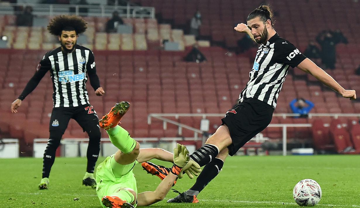 Kiper Arsenal, Bernd Leno (tengah) berhasil menjauhkan bola dari kaki striker Newcastle United, Andy Carroll dalam laga babak ke-3 Piala FA 2020/21 di Emirates Stadium, Sabtu (9/1/2021). Arsenal menang 2-0 atas Newcastle United melalui extra time. (AFP/Glyn Kirk/Pool)