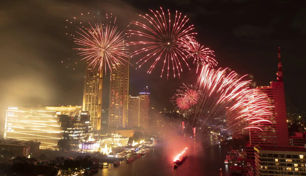 Kembang api meledak di atas Sungai Chao Phraya saat perayaan Tahun Baru di Bangkok, Thailand, Rabu (1/1/2020). (AP Photo/Sakchai Lalit)