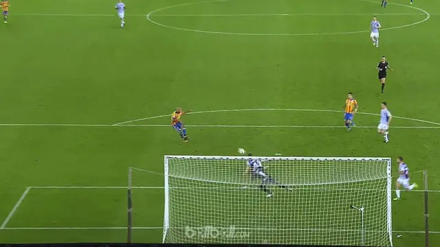 Simone Zaza kembali menjadi pahlawan Valencia usai ia mencetak gol telat yang memastikan kemenangan 3-2 atas Real Sociedad dalam laga lanjutan La Liga, Minggu (24/9). Rodrigo Moreno buka keunggulan Valencia di menit ke-26 namun disamakan Aritz Elusto...