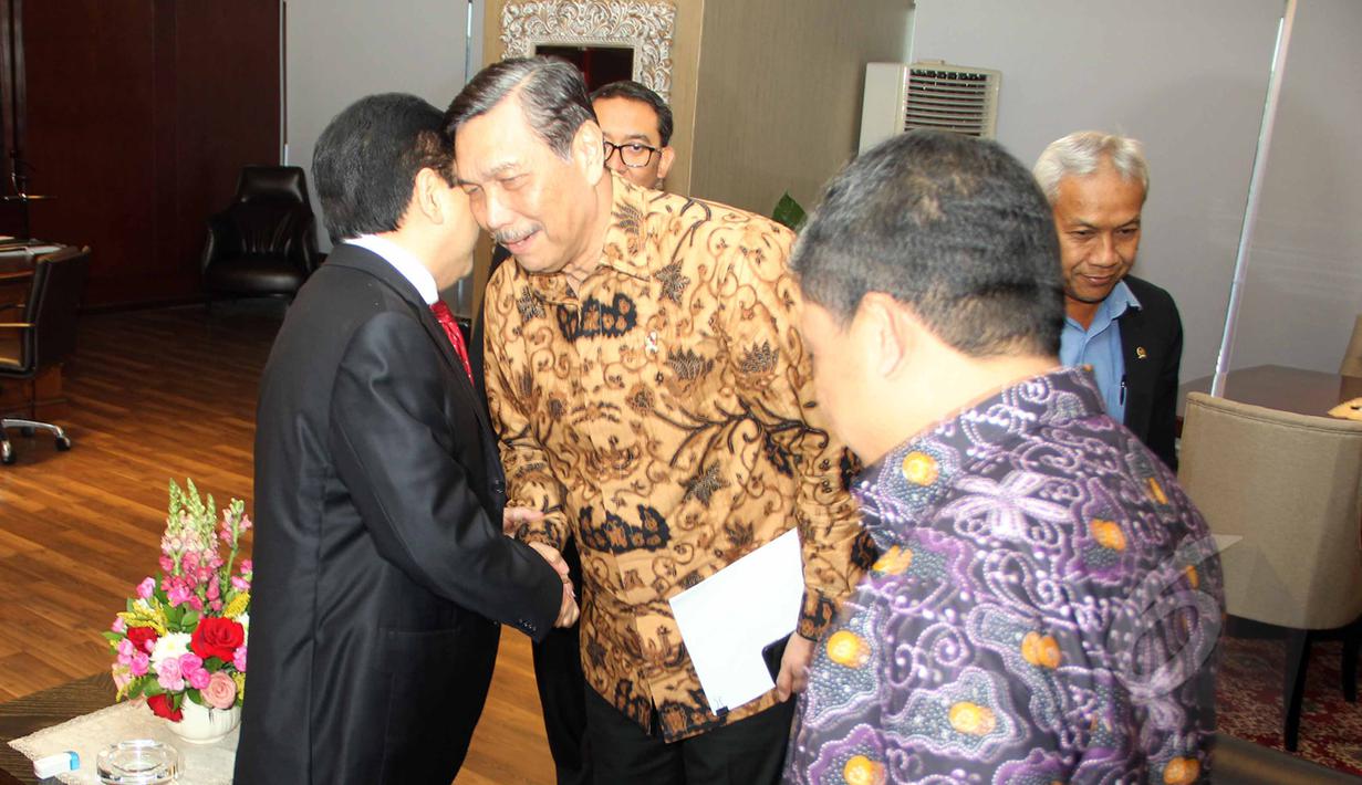 Luhut Binsar Pandjaitan bersalaman dengan dengan Ketua DPR RI Setya Novanto, Jakarta, Kamis (2/4/2015). Kedatangan Luhut dalam rangka berkordinasi terkait pelaksanaan dan peringatan KAA ke-60 di Bandung. (Liputan6.com/Helmi Afandi)