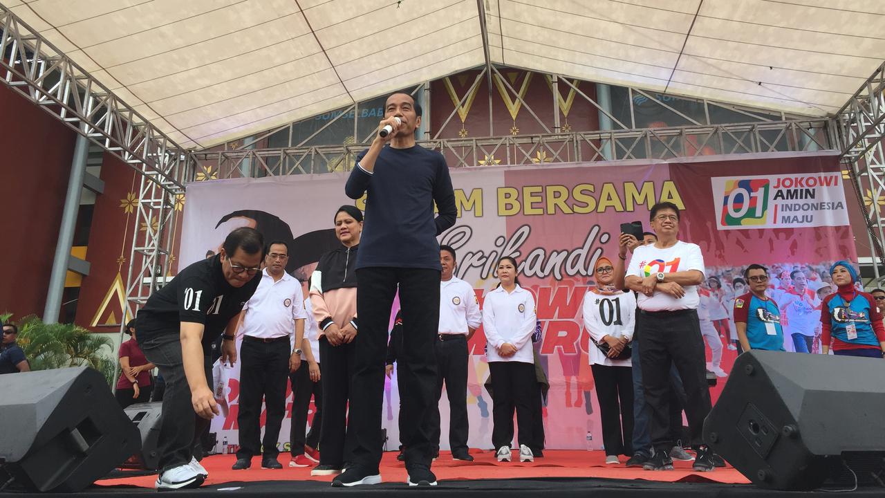 Capres Nomor urut 01, Jokowi Menghadiri Senam Bersama Srikandi Jokowi-Ma’ruf di Halaman Jakabaring Sport City (JSC) Palembang, Sumatera Selatan, Sabtu(9/3/2019). (Foto: Merdeka.com)
