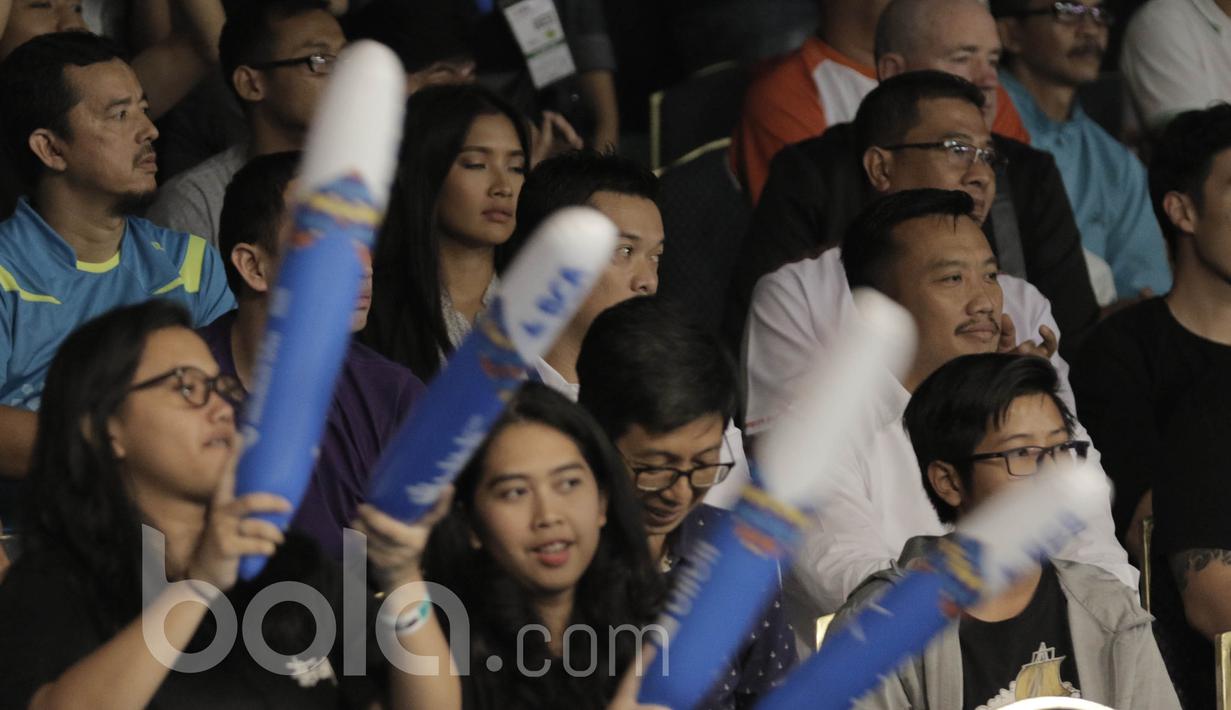 Menpora, Imam Nahrawi, menyaksikan pertandingan hari ketiga Indonesia Open 2017 di JCC, Senayan, Rabu (14/6/2017). Menpora didampingi staf khusus bidang olahraga Taufik Hidayat yang juga legenda bulu tangkis Indonesia. (Bola.com/ M Iqbal Ichsan)