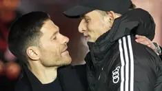 Pelatih Bayer Leverkusen, Xabi Alonso (kiri) berbincang dengan pelatih Bayern Munchen, Thomas Tuchel sebelum laga lanjutan Bundesliga 2023/2024 di BayArena, Leverkusen, Jerman, Minggu (11/02/2024) WIB. (AP Photo/Martin Meissner)