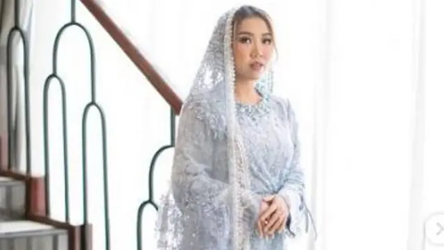 Abaya Kiky Saputri di Pengajian Jelang Pernikahan Kreasi Desainer yang Sama dengan Erina Gudono