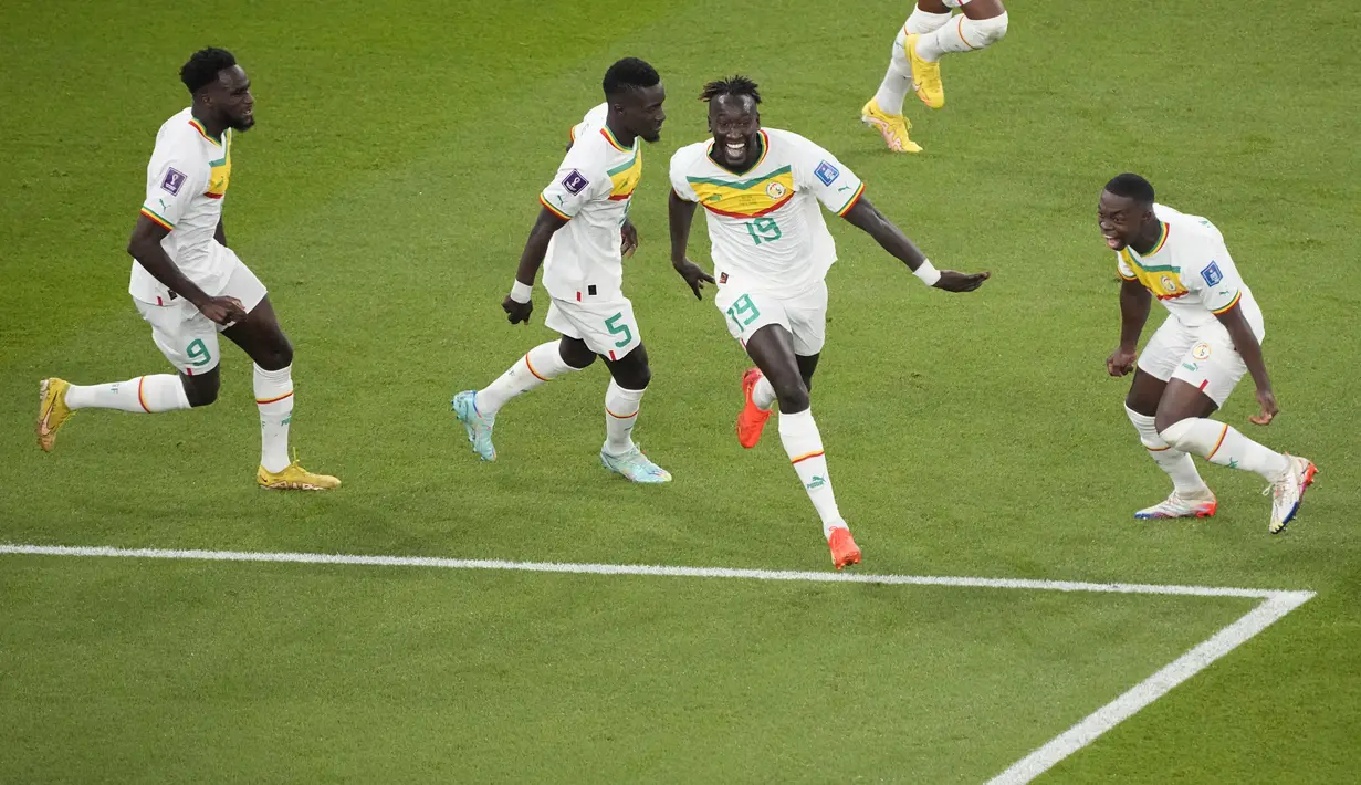 Penyerang Senegal, Famara Diedhiou berselebrasi dengan rekan setimnya setelah mencetak gol ke gawang Qatar pada pertandingan grup A Piala Dunia 2022 di Stadion Al Thumama di Doha, Qatar, Jumat (25/11/2022). Berkat kemenangan 3-1, Senegal menjaga harapan lolos ke babak 16 besar. (AP Photo/Ariel Schalit)