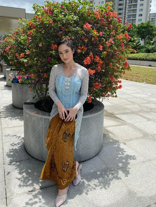 Penampilan menawan Tatjana Saphira kenakan kebaya kutubaru berwarna baby blue saat jadi bridesmaid pernikahan temannya. Kebayanya dipadukan bustier warna senada dan kain batik warna cokelat. [@tatjanasaphira]