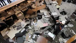 Kerusakan bagian dalam Bank Blom pasca ledakan di Beirut, Lebanon (13/6). Akibat ledakan ini, dilaporkan dua orang mengalami luka-luka.( REUTERS/Aziz Taher)
