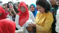 Menteri Kesehatan RI, Nila Moeloek saat mengunjungi SD Pertiwi 2 dan 3 Padang terkait imunisasi massal untuk atasi KLB difteri Kota Padang. (Benedikta Desideria) 