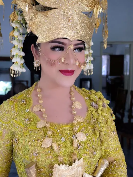 Kahiyang Ayu dipersunting Bobby Nasution dengan pesta adat yang meriah. Ia mengenakan kebaya panjang kuning kehijauan dengan bulang yang terlihat megah [@ayangkahiyang]
