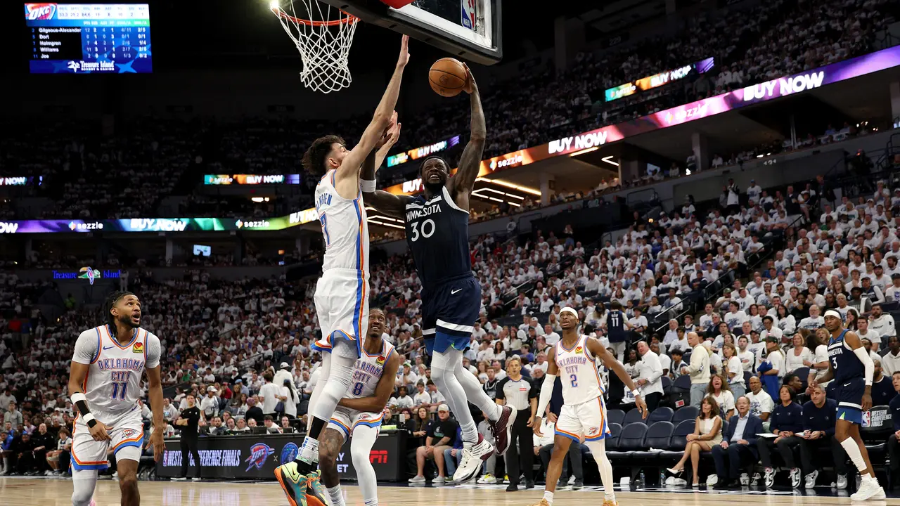 Aksi pemain Timberwolves Julius Randle saat melawan Thunder di game tiga final Wilayah Barat NBA 2025