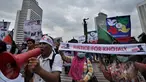 Sejumlah massa yang tergabung dalam Pemuda Organisasi Kerjasama Islam menggelar aksi unjuk rasa di Bundaran Hotel Indonesia, Jakarta, Senin (23/2/2015). (Liputan6.com/Faizal Fanani)