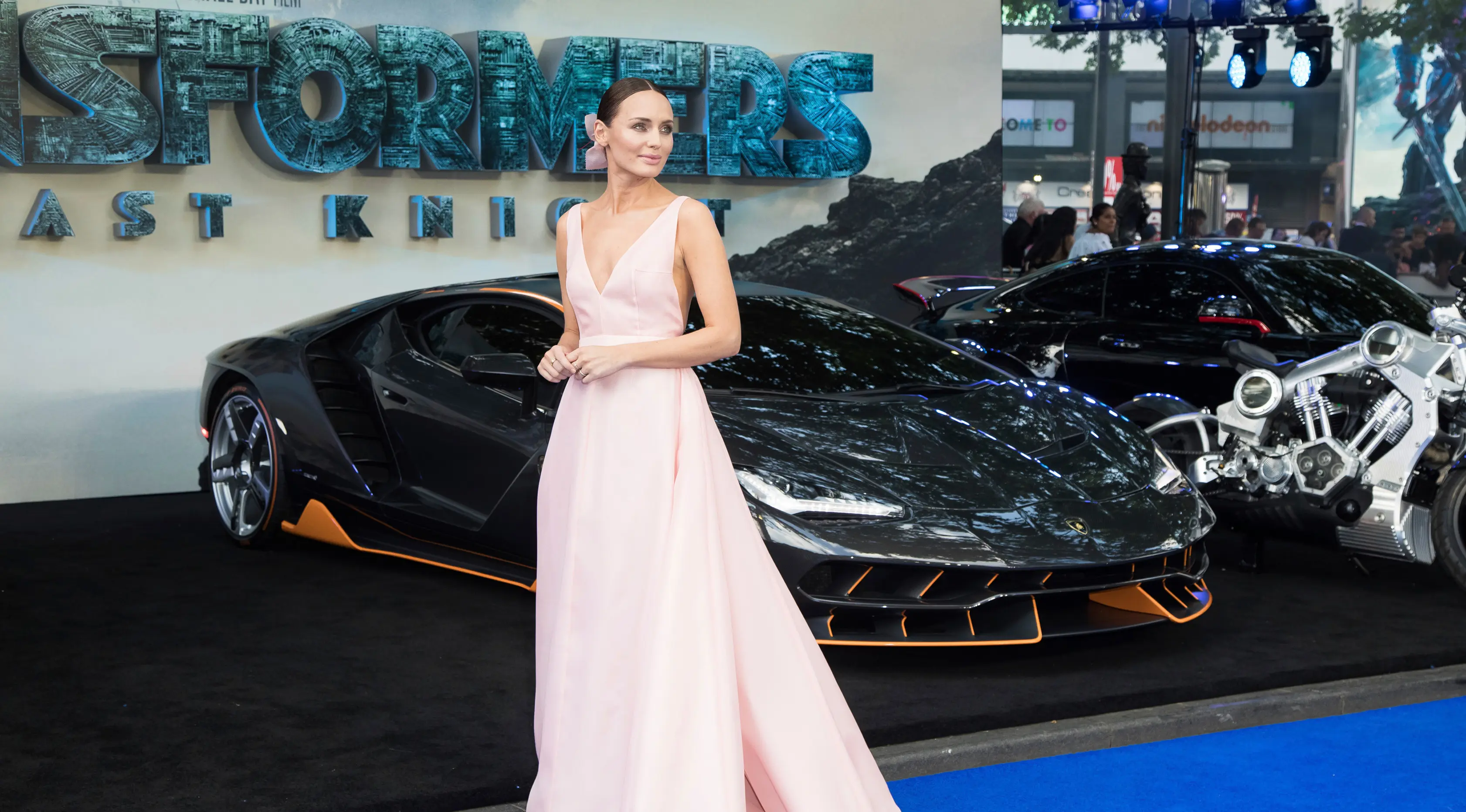 Laura Haddock berpose didepan mobil Lamborghini Centenario saat pemutaran perdana film 'Transformers, The Last Knight' di London (18/6). (Vianney Le Caer/AP Images for Automobili Lamborghini)