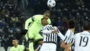 Pemain Juventus, Alex Sandro (tengah) berbut bola dengan pemain Manchester City,  Fernando pada lanjutan liga Champions grup D di Stadion Juventus, Turin, Kamis (26/11/2015) dini hari WIB. (AFP Photo/Olivier Morin)