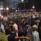 Aksi demo di depan Gedung DPR RI, Senayan, Jakarta yang berlangsung hingga Selasa (19/3/2024) malam sempat diwarnai kericuhan. Aksi saling dorong dengan aparat keamanan tak terhindarkan sebelum akhirnya massa berangsur membubarkan diri. (Foto: Istimewa)