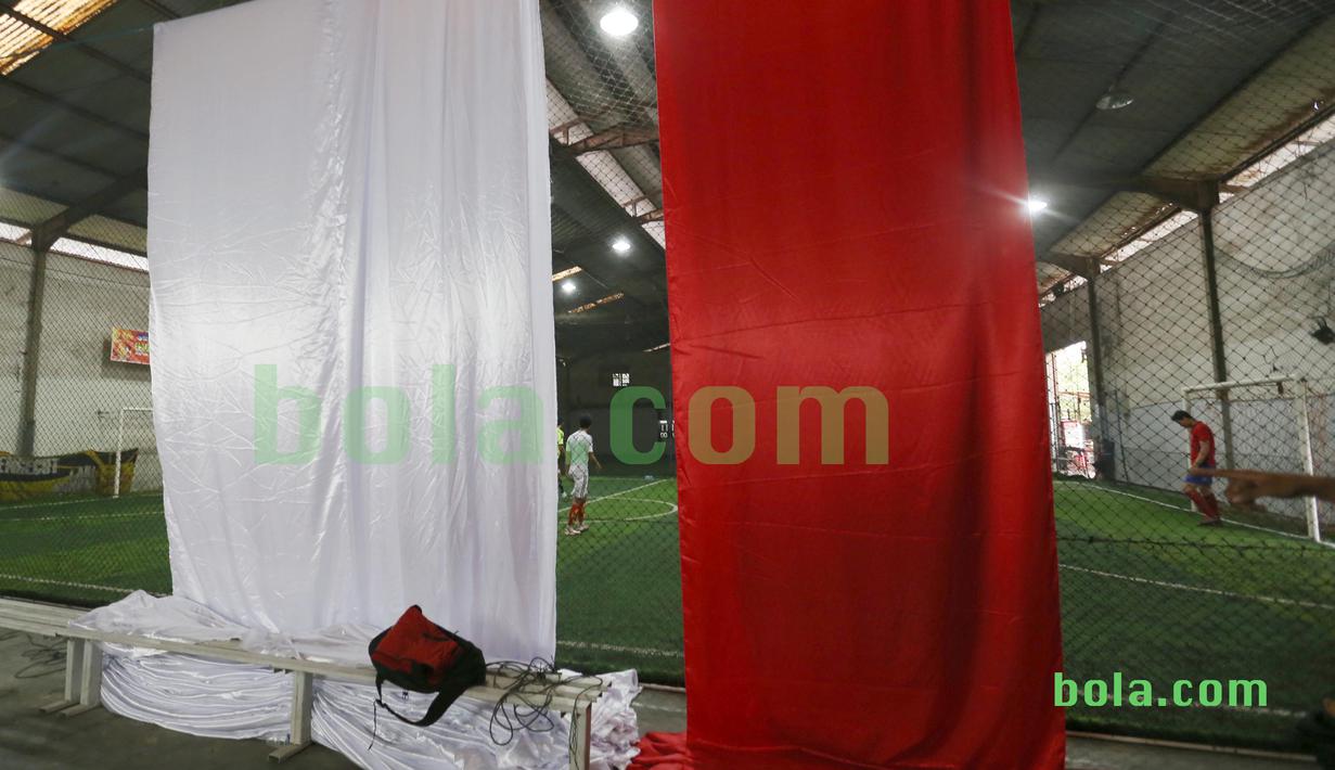 Bendera Merah-Putih raksasa di Kawasan Industri, Jatake, Tangerang, Sabtu (31/10/2015). Selain ingin mencatat rekor dunia, tema dasar adalah "One Soul, One Nation Untuk Sepakbola Indonesia".  (Bola.com / Nicklas Hanoatubun).