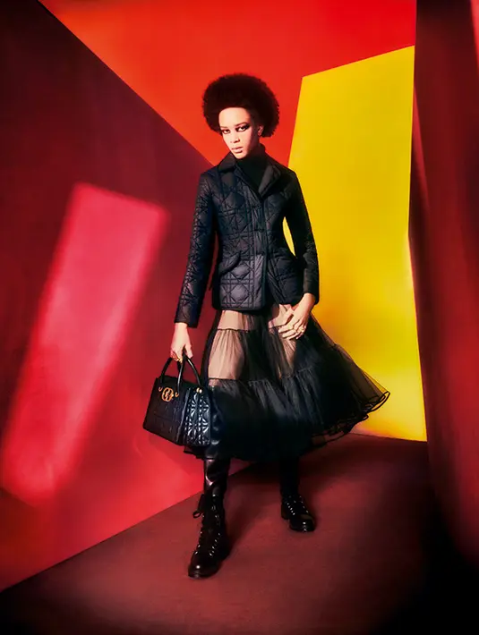 Garis arsitektur yang terlihat dalam koleksi terbaru Dior ini juga menghiasi serangkaian aksesori, seperti tas Lady D-Lite, Dior Book Tote, dan Dior Caro yang hadir dalam versi kulit dihias dengan pola macro-cannage. Foto: Document/Dior.