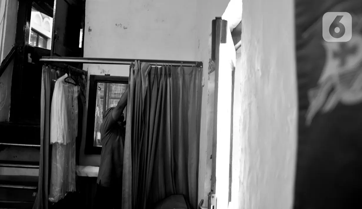 Pekerja saat merapikan ruang ganti pendeta di Gereja Tugu, Semper, Jakarta, Selasa (24/12/2019). (merdeka.com/Iqbal Nugroho)