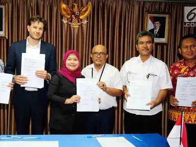 Kepala Departemen Ekonomi Kedubes Belanda, dan Deputi Bidang Koordinasi Kedaulatan Maritim foto bersama usai MoU Riset Implementasi River Clean Up di DKI Jakarta, Kamis (26/4). (Liputan6.com/Pool/Dadang)