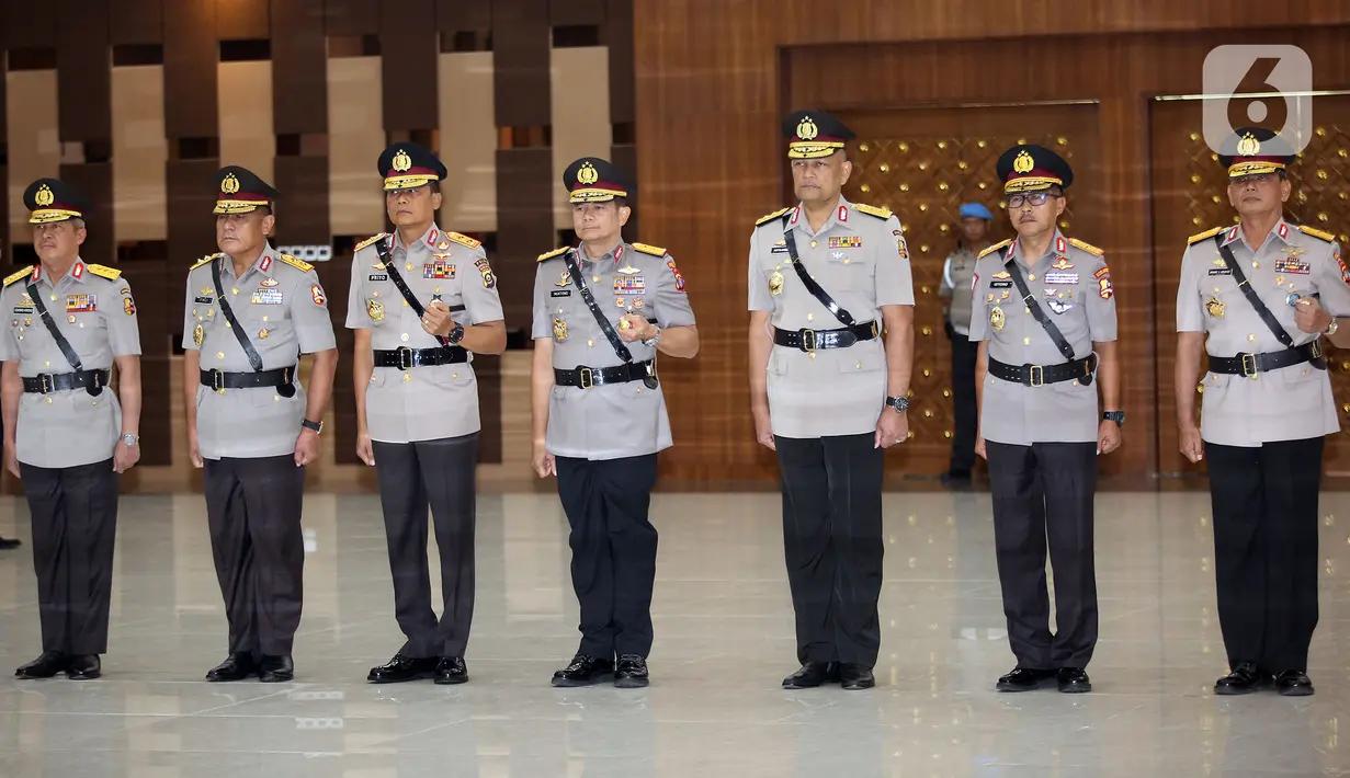 Sejumlah Perwira Tinggi (Pati) Polri mengikuti upacara serah terima jabatan di Gedung Bareskrim Polri, Selasa (19/11/2019). Kapolri Jenderal Idham Azis memimpin upacara sertijab sejumlah perwira tinggi (pati), salah satunya Irjen Firli Bahuri menjadi Kabaharkam Polri. (Liputan6.com/Johan Tallo)