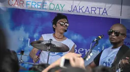 Personel Slank, Bimbim dan Ivan saat menghibur warga Ibukota di Bundaran HI, Jakarta, Minggu (22/3/2015). Grup musik ini menggelar konser mini untuk memperingati Hari Air Sedunia yang jatuh pada 22 Maret. (Liputan6.com/Faizal Fanani) 