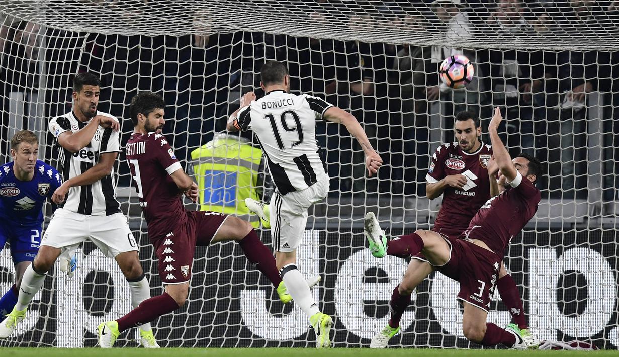 Bek Juventus, Leonardo Bonucci, melepaskan tendangan ke gawang Torino. Saat ini, Juventus mengumpulkan 85 poin dengan tiga pertandingan tersisa. (AFP/Miguel Medina)