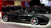 Mobil Ferrari LaFerrari Aperta berwarna hitam saat ditampilkan di Paris Auto Show di Paris, Prancis (29/9). (REUTERS/Benoit Tessier)
