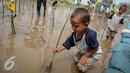 Siswa siswi mengangkat bibit mangrove untuk di tanam di Pesisir Pantai Muara Karang, Jakarta, Kamis (29/10). 5.000 bibit baru ditanam untuk memperkuat ekosistem yang telah dibangun dan memperbesar manfaat terhadap masyarakat. (Liputan6.com/Faizal Fanani)