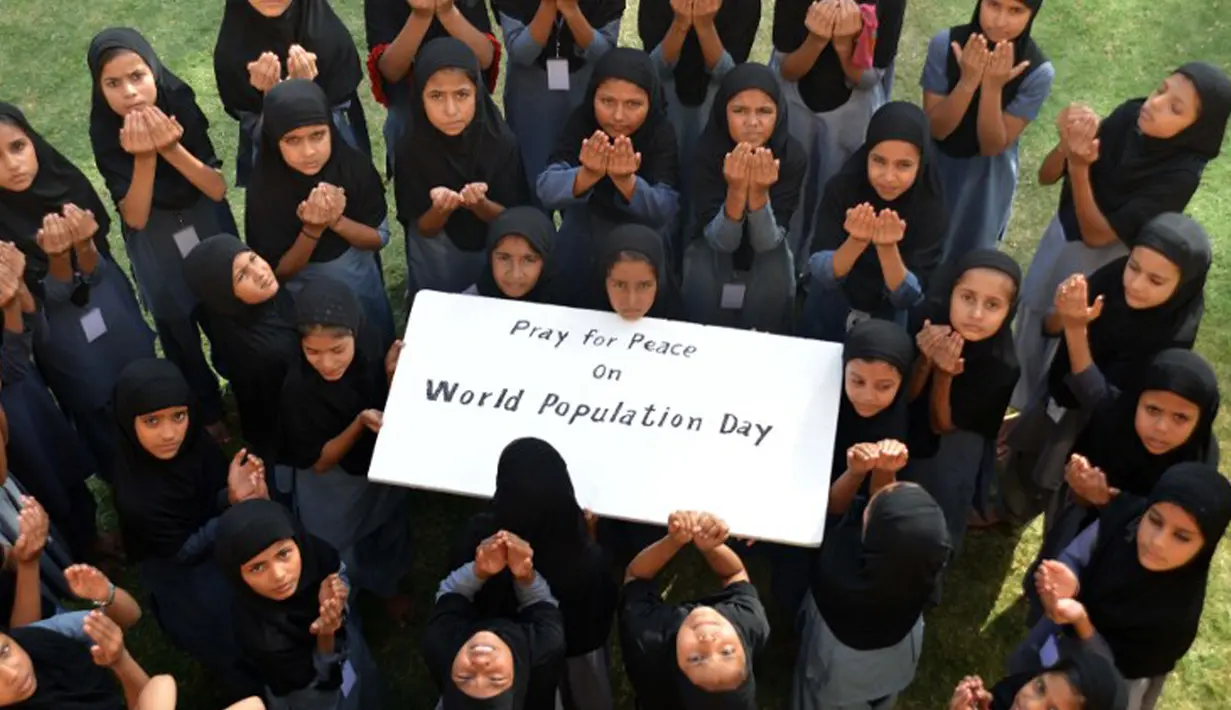 Siswi muslim berdoa saat Hari Kependudukan Dunia di Jodhpur, India, 11 Juli 2014. Sebuah penelitian baru dari PBB memprediksi bahwa India akan melampaui China sebagai negara dengan penduduk terbanyak pada tahun 2022. (AFP Photo)