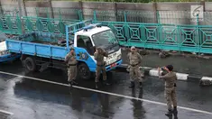 Personel Satpol PP foto bersama saat berjaga di sekitar trotoar kawasan Senen, Jakarta, Kamis (22/11). Penjagaan itu menyebabkan trotoar di kawasan Senen bebas dari PKL yang biasa berjualan pakaian bekas. (Liputan6.com/Immanuel Antonius)
