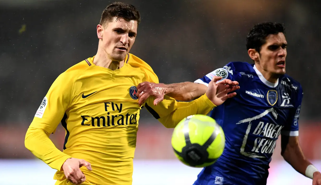 Bek Paris Saint-Germain (PSG), Thomas Meunier, berebut bola dengan gelandang Troyes, Jimmy Giraudon, pada laga Liga 1 Prancis di Stadion Aube, Sabtu (2/2/2018). Troyes takluk 0-2 dari PSG. (AFP/Franck Fife)