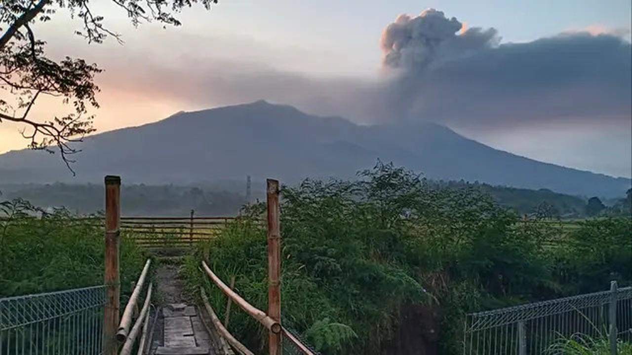 Status Gunung Marapi Jadi Siaga Usai Kembali Meletus, Langit Berubah Gelap Akibat Abu Vulkanik
