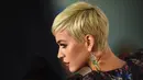 Penyanyi Katy Perry berpose saat tiba menghadiri pesta Gala Musicares Person of The Year 2019 di Los Angeles, AS (8/2). Katy Perry tampil menawan mengenakan gaun hitam bermotif kembang dengan belahan hingga paha terbuka. (AFP Photo/Valerie Macon)