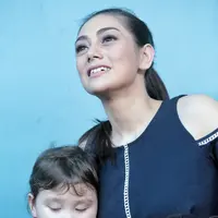 Ingin selalu bersama kedua buah hatinya, kekasih Stefan William itu berusaha mengajak anak-anaknya ke lokasi syuting. Apalagi, saat anaknya tidak memiliki kegiatan. (Adrian Putra/Bintang.com)