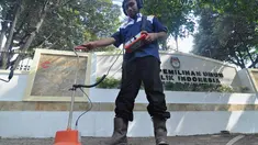 Petugas dari PLN sedang mengecek gangguan kabel di depan Gedung KPU, Jakarta,  Kamis (17/7/2014) (Liputan6.com.Faizal Fanani)