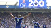 Pemain Leicester City, Jamie Vardy melakukan selebrasi setelah mencetak gol yang ke-200 bersama timnya dalam laga lanjutan Liga Inggris 2024/2025 melawan Ipswich Town di King Power Stadium, Leicester, Inggris, Minggu (18/05/2025). (AP Photo/PA/Nigel French)
