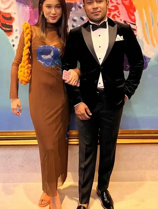 Yasmin Napper tampil chic dengan sheer dress nuansa coklat, dipadu crochet bag dan sandal serba oranye. [Foto: IG/jiebbyharold].