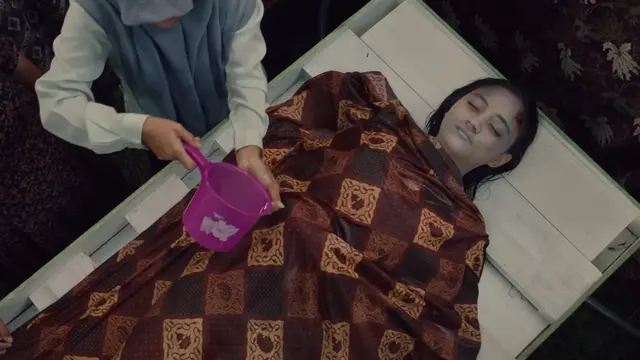 Nayla D. Purnama sebagai Azizah dalam film Siksa Neraka. (Foto: Dok. YouTube Dee Company)