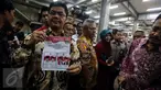Ketua KPU Juri Ardiantoro menunjukkan surat suara pilkada wilayah Banten di percetakan PT Dian Rakyat, Pulo Gadung, Jakarta, Rabu (22/1). Sebanyak 7,9 juta kertas suara mulai dicetak dengan proses cetak selama empat hari. (Liputan6.com/Faizal Fanani)