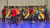 Persebaya latihan di Lapangan Futsal Bhaskara, Surabaya, Rabu (28/11/2018). (Bola.com/Aditya Wany)