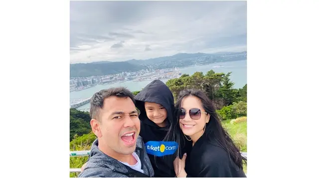 Raffi Ahmad dan keluarga mengunjungi sejumlah wisata populer di sana.