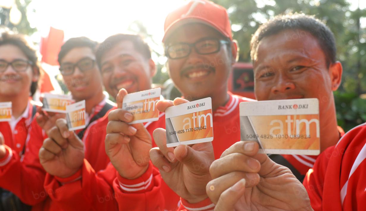 Atlet DKI Jakarta untuk PON XIX Jawa Barat menunjukan kartu ATM Bank DKI usai mengikuti acara pelepasan bersama Ahok di Kantor Gubernur, Jakarta, Rabu (7/9/2016). (Bola.com/Nicklas Hanoatubun)