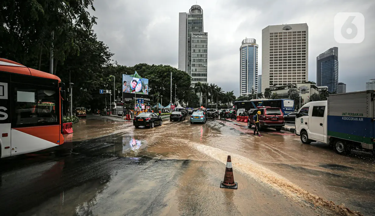 Kondisi lalu lintas saat terjadi genangan air akibat kebocoran saluran pipa air di kawasan Bundaran Hotel Indonesia (HI), Jakarta, Selasa (11/10/2022). Kebocoran pipa air diduga terimbas proyek revitalisasi Halte Bundaran Hotel Indonesia. (Liputan6.com/Faizal Fanani)