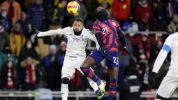 Untuk meminimalisir dinginnya suhu tersebut, pemain dari kedua tim dan wasit diizinkan mengenakan perlengkapan cuaca hangat seperti snood (penutup rambut) dan penutup wajah. (AP/Andy Clayton-King)