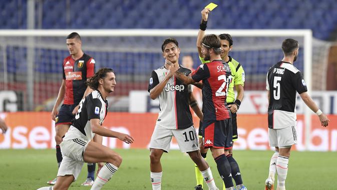 Pemain Genoa Lasse Schone (ketiga kanan) ditunjukkan kartu kuning setelah dia menjatuhkan pemain Juventus Adrien Rabiot (kiri) pada pertandingan Serie A di Stadion Luigi Ferraris, Genoa, Italia, Selasa (30/6/2020). Juventus mengalahan Genoa 3-1. (Tano Pecoraro/LaPresse via AP)