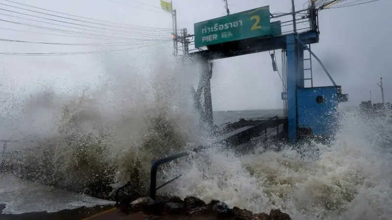 Gelombang laut tinggi muncul di Thailand selatan sebagai akibat dari hantaman Badai Tropis Pabuk (AFP)