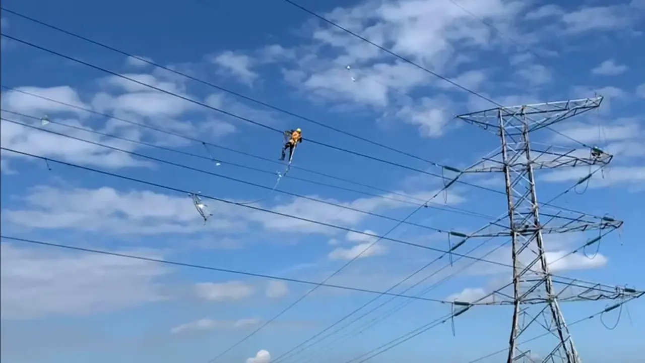 PLN mengimbau masyarakat yang berada di sekitar instalasi Saluran Udara Tegangan Tinggi untuk tidak bermain layang-layang. (Dok PLN)