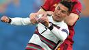 Bek timnas Belgia, Thomas Vermaelen dan penyerang timnas Portugal, Cristiano Ronaldo berebut bola pada babak 16 besar Euro 2020 di Estadio La Cartuja, Sevilla, Spanyol, Senin (28/6/2021) dini hari WIB. Belgia mendepak juara bertahan Portugal berkat kemenangan 1-0 (AP Photo/Thanassis Stavrakis, Pool)